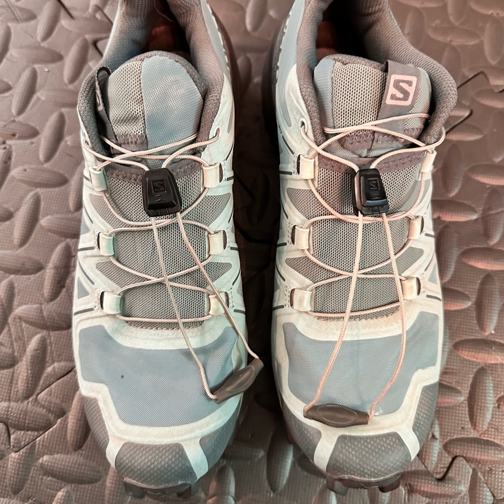Women’s 7.5 speed cross 5 Salomon trail runners. Great condition